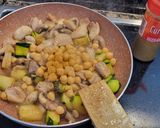 Foto del paso 2 de la receta: Salteado de pollo con calabacín, garbanzos y champiñones