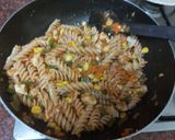 A picture of step 3 of Red sauce chicken pasta with garlic bread.