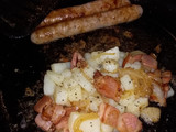 Salchicha de cerdo con patata, tomates cherry y bocadillo de queso
