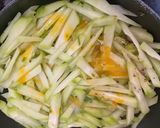 Hình bước làm 3 của món Su hào xào trứng