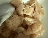 รูปขั้นตอนการทำที่ 3 ของ อกไก่ผัดพริกหนุ่ม ￼