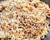 Hình bước làm 1 của món Mì Gói Xào Trứng Bắp Cải