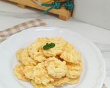 Foto langkah ke 5 dari resep Kue Sagu Keju.