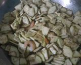 Foto langkah ke 2 dari resep Terong Masak Udang.