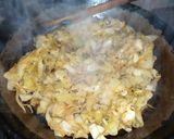 Foto del paso 3 de la receta: Repollo especiado sobre almohadoncitos de papa y coronita de panceta