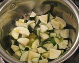 Cukkinikrémleves 🍵 citromos 🍋fűszeres 🌿 és fokhagymás 🧄 olajjal recept fázis 5 fotója
