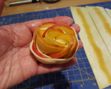 Foto del paso 13 de la receta: Rosas de manzana sobre crujiente de Avellanas y Toffee