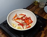 Foto langkah ke 5 dari resep Oseng Ayam Taichan.
