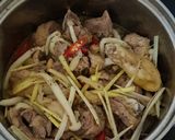 Hình bước làm 5 của món Gà kho nấm hải sản