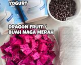 Gambar langkah 1 resipi Dragon Fruit Chocolate Chips Yogurt Bites.