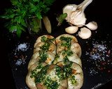 Foto del paso 5 de la receta: Berenjenas a la plancha con aliño de ajo, perejil y aceite de oliva