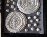 Foto del passaggio 4 della ricetta Meringata fragole e cioccolato
