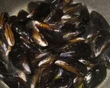 A picture of step 3 of Mussels in white wine sauce.