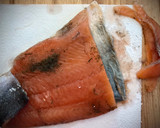 Foto del paso 2 de la receta: Falso sushi de salmón y rúcula