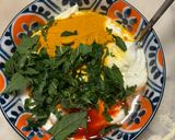 Foto del passaggio 4 della ricetta Pollo tandoori veloce su pane ciapati e salsa alla curcuma