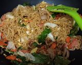Foto langkah ke 7 dari resep Mie goreng instan spesial.