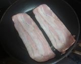 Foto del paso 2 de la receta: Bocadillo de pechuga empanada con bacon y mayonesa de cebolla y piparras