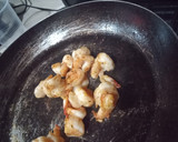 Foto del paso 3 de la receta: Omelette de salmón a las finas hierbas con costrinis de camarón