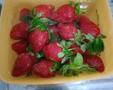 Foto langkah ke 1 dari resep Korean Strawberry Milk.