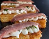Foto del paso 5 de la receta: Aperitivo de brioche con queso crema y anchoa
