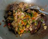 Foto langkah ke 2 dari resep Tumis ikan pari asap.