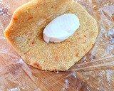 Foto del paso 2 de la receta: Empanadillas con masa de quinoa rellenas de queso mozzarella