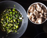 Foto del paso 1 de la receta: Sartén de huevo poché con setas y ajos tiernos