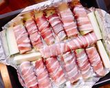 Hình bước làm 2 của món 🥓 Bacon Xông Khói Cuộn Bí Ngòi