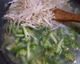 Foto langkah ke 3 dari resep Sup Makaroni dengan Jamur dan Brokoli.