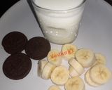 A picture of step 1 of Oreo Banana Milkshake.