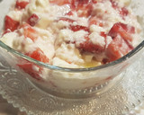 Foto del paso 3 de la receta: Fresas con cuajada, salsa de chocolate y almendras