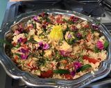 Une image de l'étape 10 de Salade de riz au saumon frais tomates et fleurs comestibles.