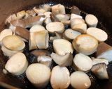 Hình bước làm 1 của món Nấm Đùi Gà Áp Chảo Bơ Tỏi