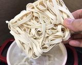 Gambar langkah 1 resipi Pan Mee Goreng.