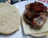 Foto del paso 4 de la receta: Hamburguesa con cebolla y pimiento del piquillo caramelizado