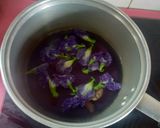 Foto langkah ke 2 dari resep Teh Telang Jahe Kayu Manis.