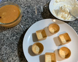 Foto del paso 1 de la receta: Canapé de queso crema con nueces mermelada de caqui