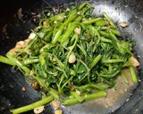 รูปขั้นตอนการทำที่ 4 ของ ผักบุ้งไฟแดงลุยไข่ขาว