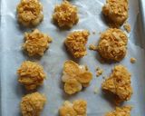 Gambar langkah 6 resipi Biskut Conflakes Madu.