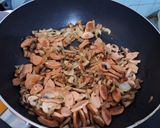 Foto langkah ke 3 dari resep Spaghetti with Mushroom Sauce.