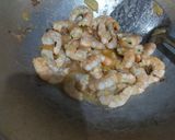 Foto langkah ke 3 dari resep Tumis Buncis Udang Saos Tiram.