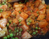 Foto del paso 3 de la receta: Curry de patata y semillas de nigella con naan casero