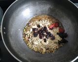 A picture of step 3 of Rose shaped oats granuola with buttermilk.