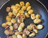 Foto del paso 3 de la receta: Gnocchis con huevos y champiñones en salsa de tomate