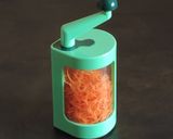 Foto del passaggio 5 della ricetta Spaghetti di carote al timo e zest di limone con pesto di basilico rucola e noci