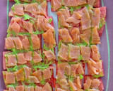 Foto del paso 3 de la receta: 132.🍉Ensalada de sandía, salmón, aguacate, feta y caviar🐟