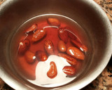 Foto del paso 24 de la receta: Lomo de cordero, con cebollas caramelizda, cirulas, pasas y crujiente de almendras