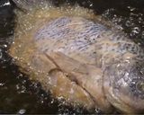 Foto langkah ke 2 dari resep Ikan Gurami Saos Asam Pedas Simple.