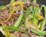 A picture of step 4 of Stir-fried beef and paprika with oyster sauce.