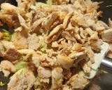 A picture of step 5 of Chicken veggies macronies.